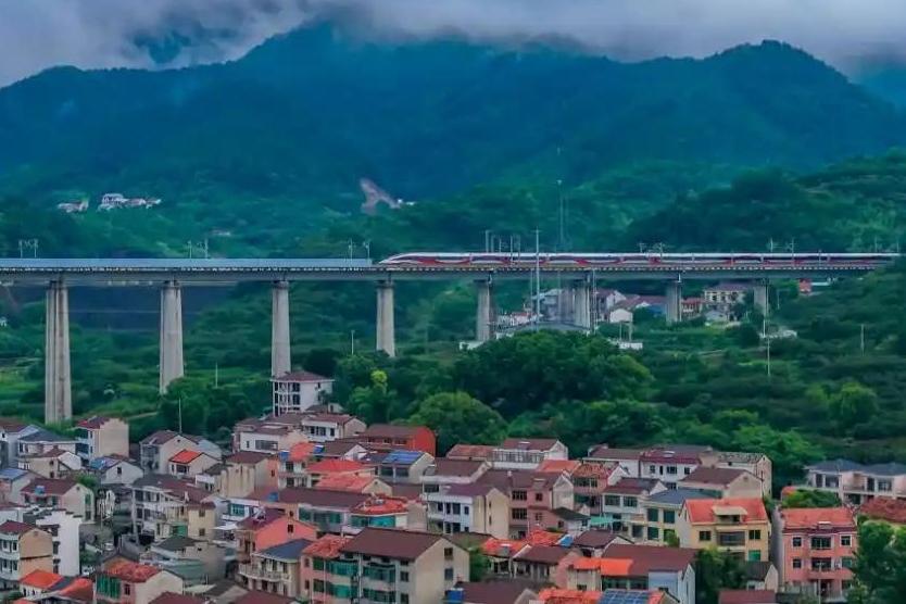 海警号万吨舰首次参加对台任务