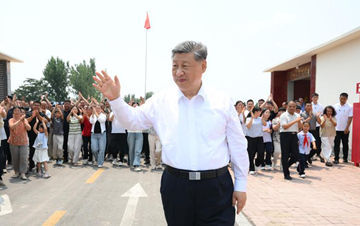 上海爷叔现身被大量股民围观