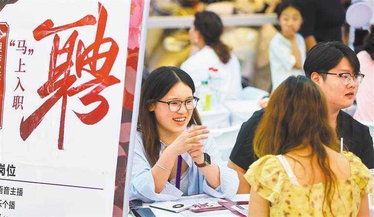 教师在幼儿园内驾车撞倒名孩子致死